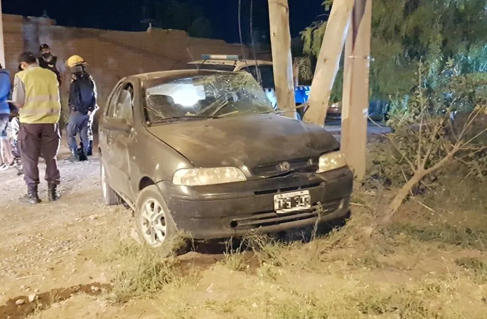 Amigo traidor: lo abandonó herido después de chocar contra un poste