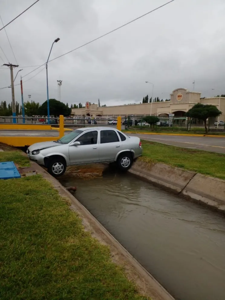 Quedó "encajado" en el canal durante la tormenta