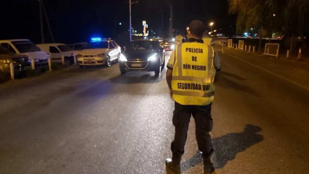 Conducía alcoholizado, en contra mano y chocó contra un poste de luz de la ciudad