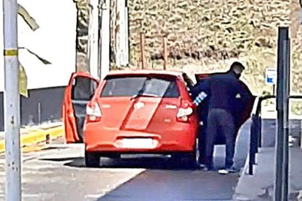 Un policía exonerado por rapto e intento de abuso perdió también los beneficios previsionales