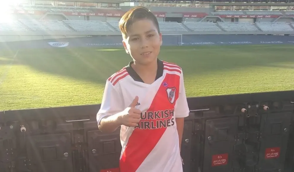 Junior ya posó con la camiseta de River en el Monumental y pronto vuelve a Roca