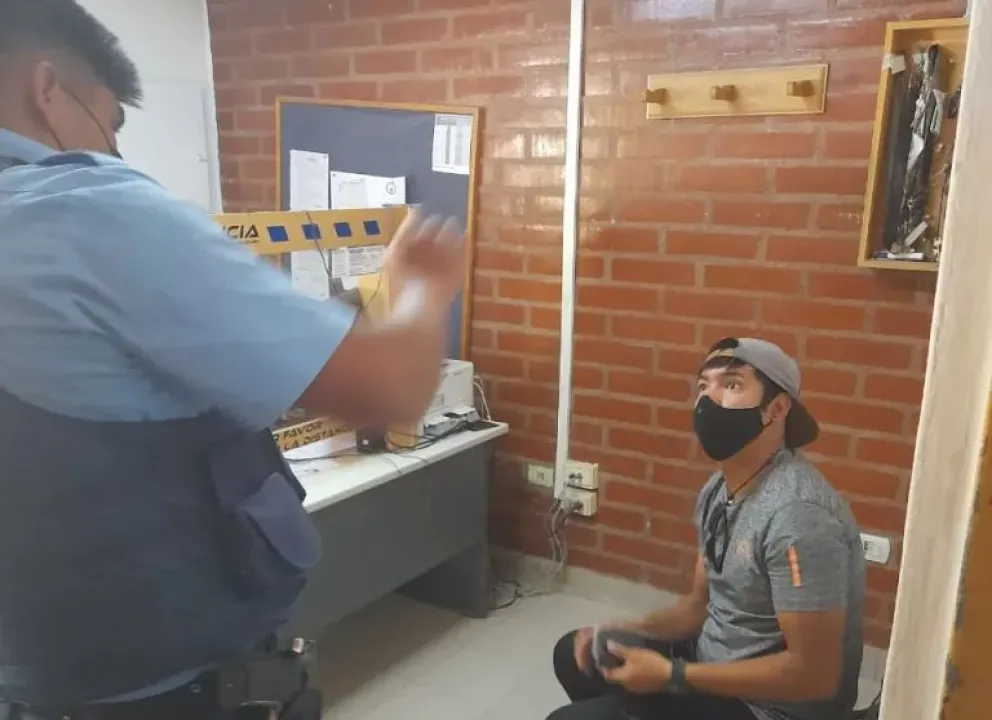 Un ejemplo a seguir: Un oficial sabía lenguaje de señas y pudo asistir a un joven hipoacúsico