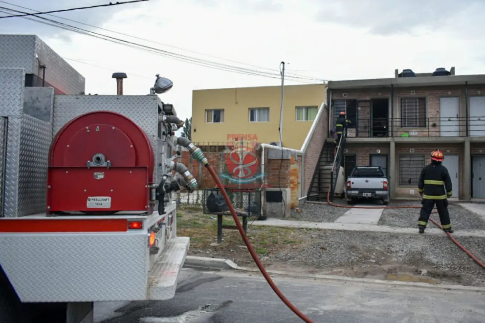 Bomberos sofocaron un incendio en un departamento 