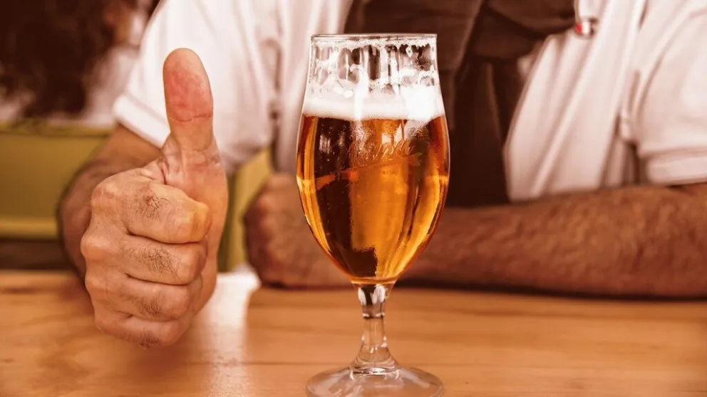 Experimento: tomó alcohol todos los días durante un mes y mostró las consecuencias