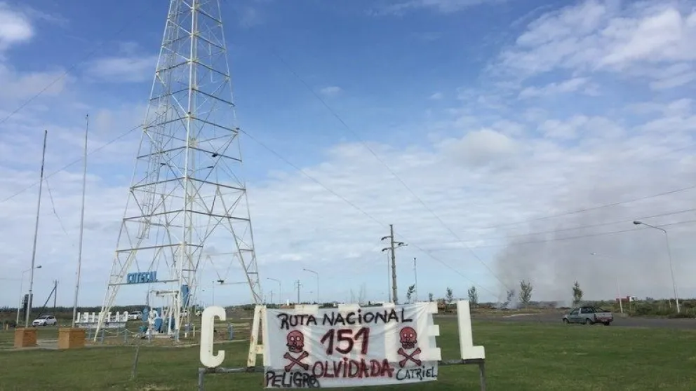 Se agrava el peligro en la RN 151: La lluvia profundizó los pozos y los cubrió de agua