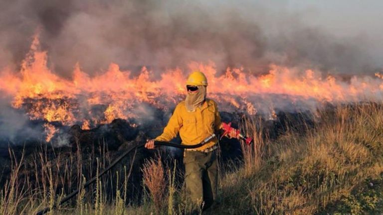 Bomberos de Roca y otras localidades se suman a la lucha contra un gran incendio en el campo