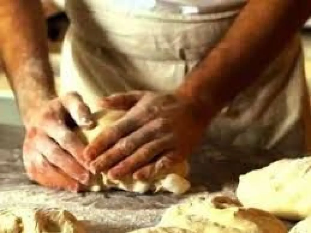 Trabajaba como panadero, lo "engañaron" para que renuncie y ahora deben pagarle