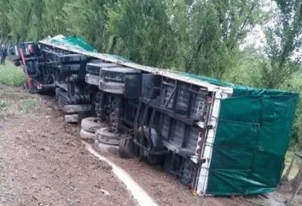 Espectacular vuelco sobre la ruta 22