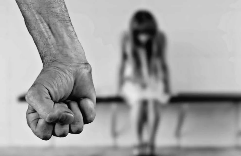 Aberrante: durante tres años abusó de la hija de su pareja