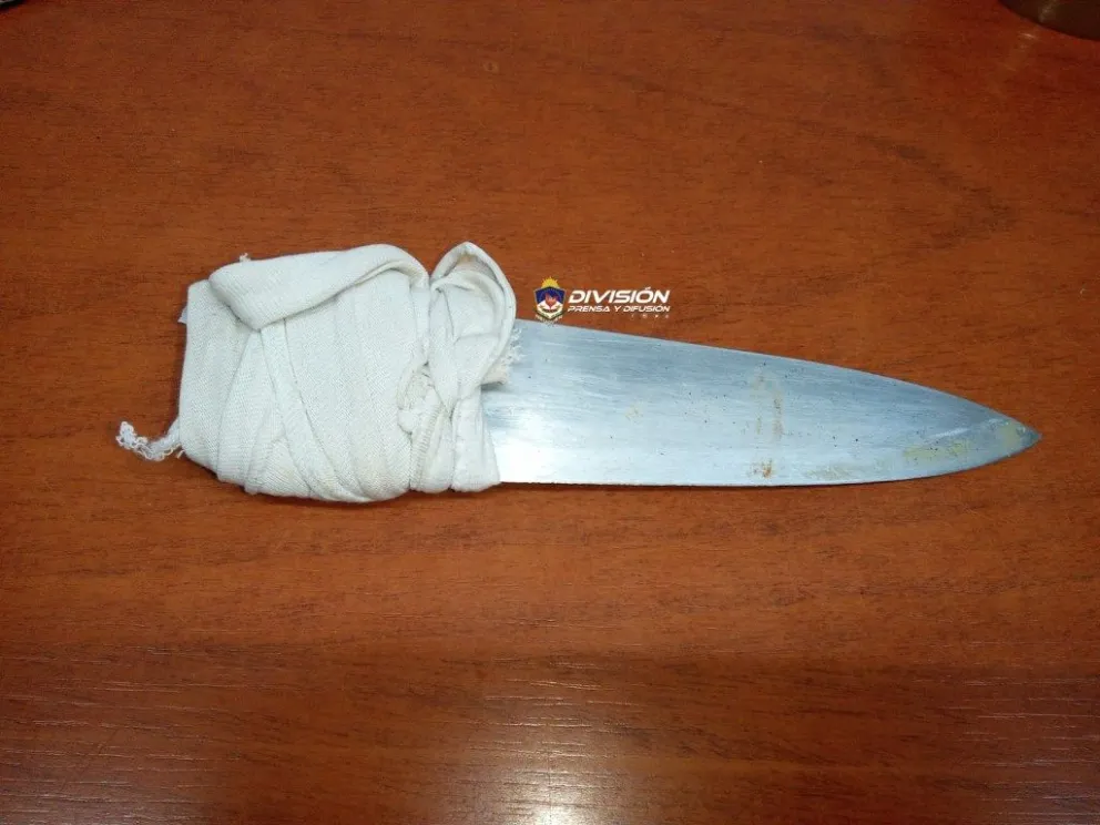 Intentó apuñalar a un joven con una faca casera para robarle