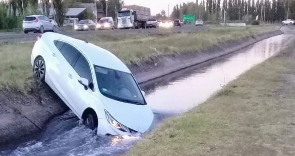 Perdió el control del auto y terminó adentro de un canal