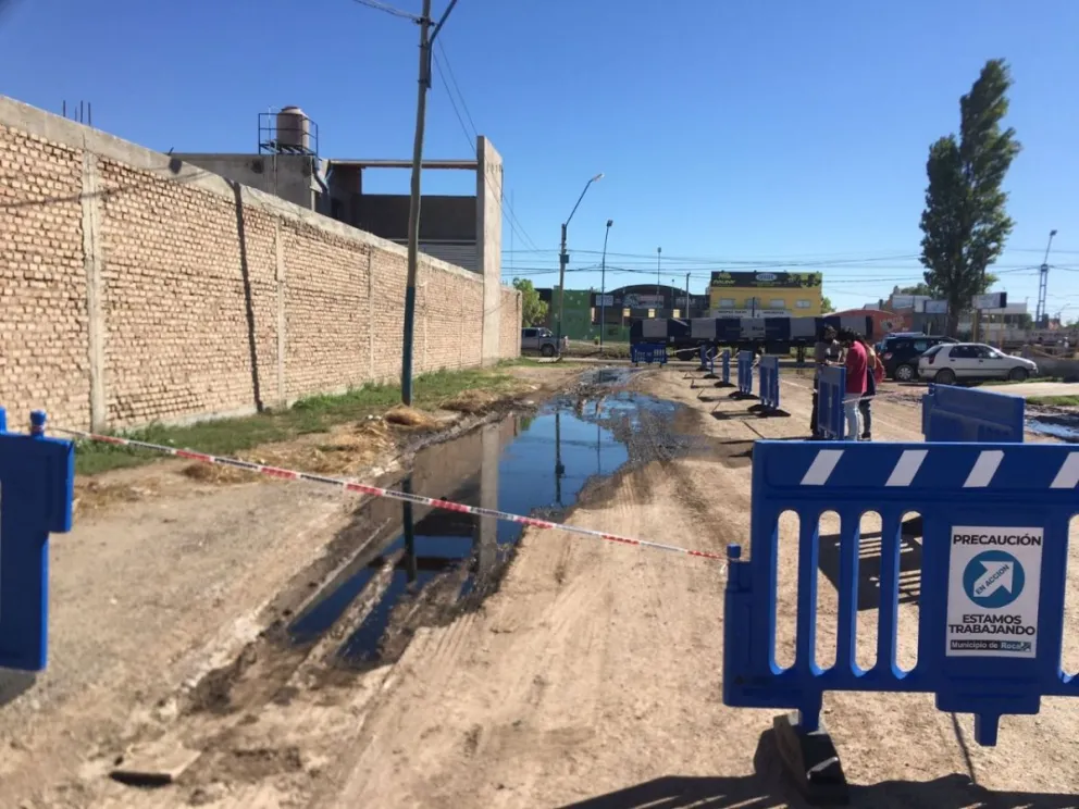 Un camión de recolección y tratamiento de residuos especiales derramó aceite en la vía pública