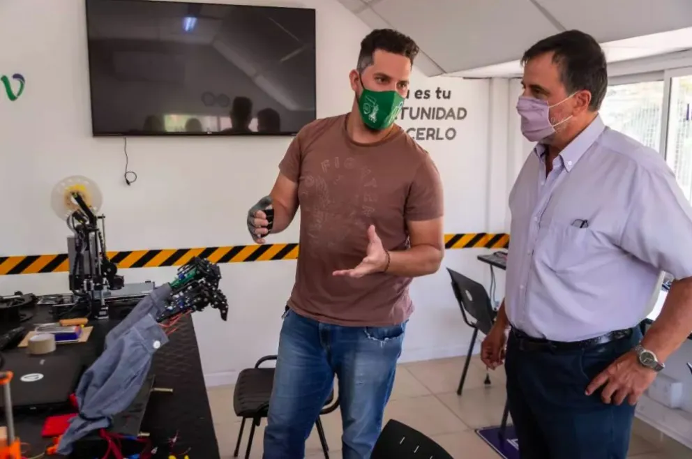 “Choque esos cinco”: Fabricaron una mano robótica en Viedma 