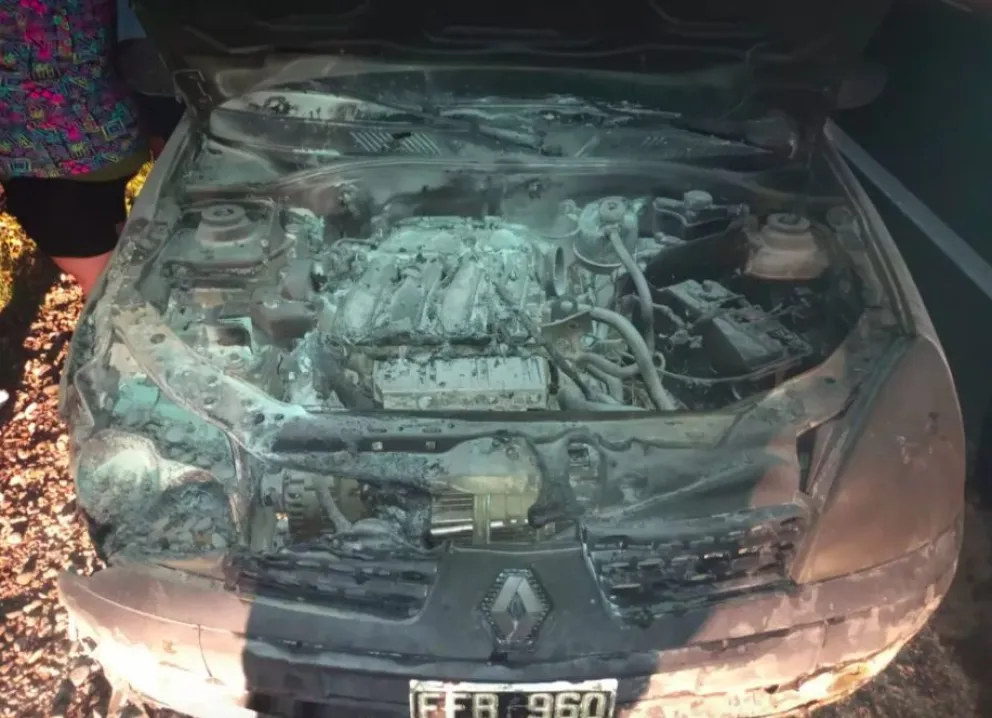 Un auto se prendió fuego y lo apagaron con tierra