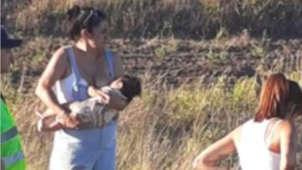 Una policía amamantó a un beba tras un choque en Cipolletti