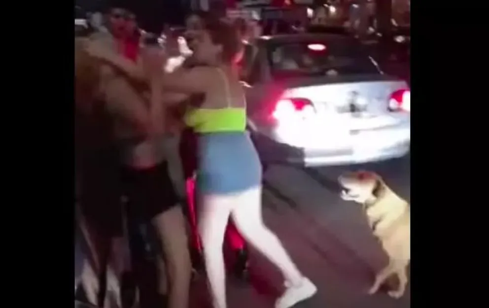 Tremenda pelea entre mujeres afuera de un boliche