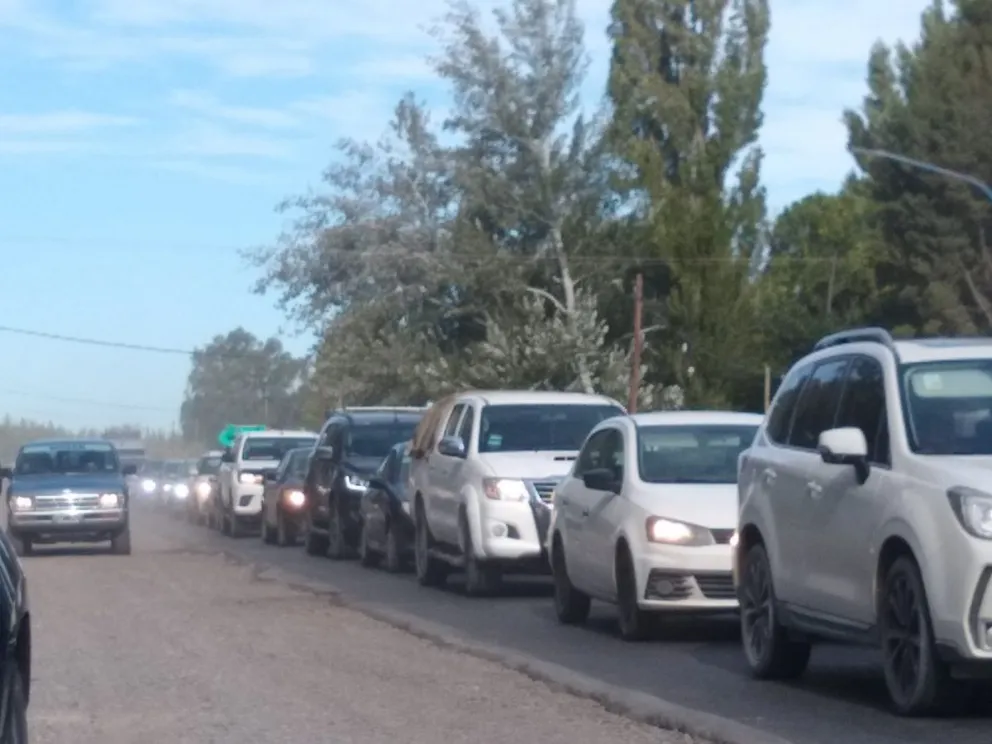 Una inmensa cola de autos sobre Ruta 22 en la vuelta del finde XXL