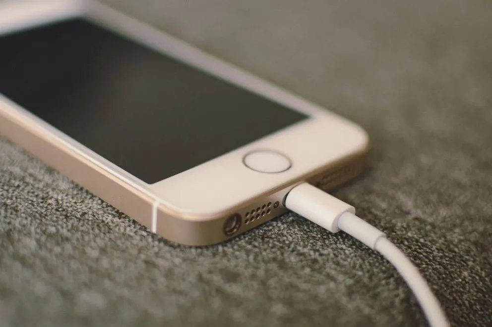 Duda existencial: ¿Hace mal dejar el celular cargando toda la noche?