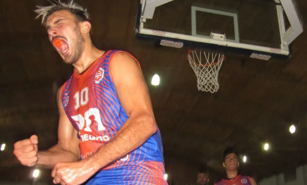 En un partido a dientes apretados, con un final para el infarto, Deportivo Roca ganó y se acomoda en la clasificación