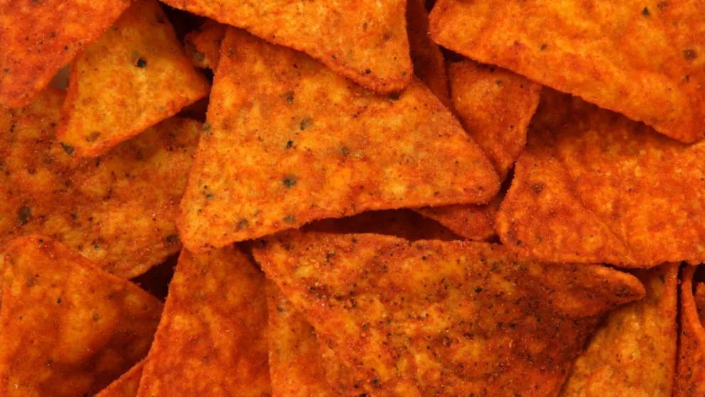 Video: abrió un paquete de nachos y encontró algo asqueroso en el interior