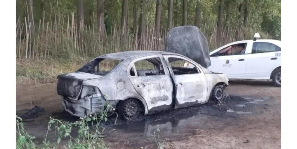 Se les incendió el auto cuando iban a trabajar. Todos a salvo