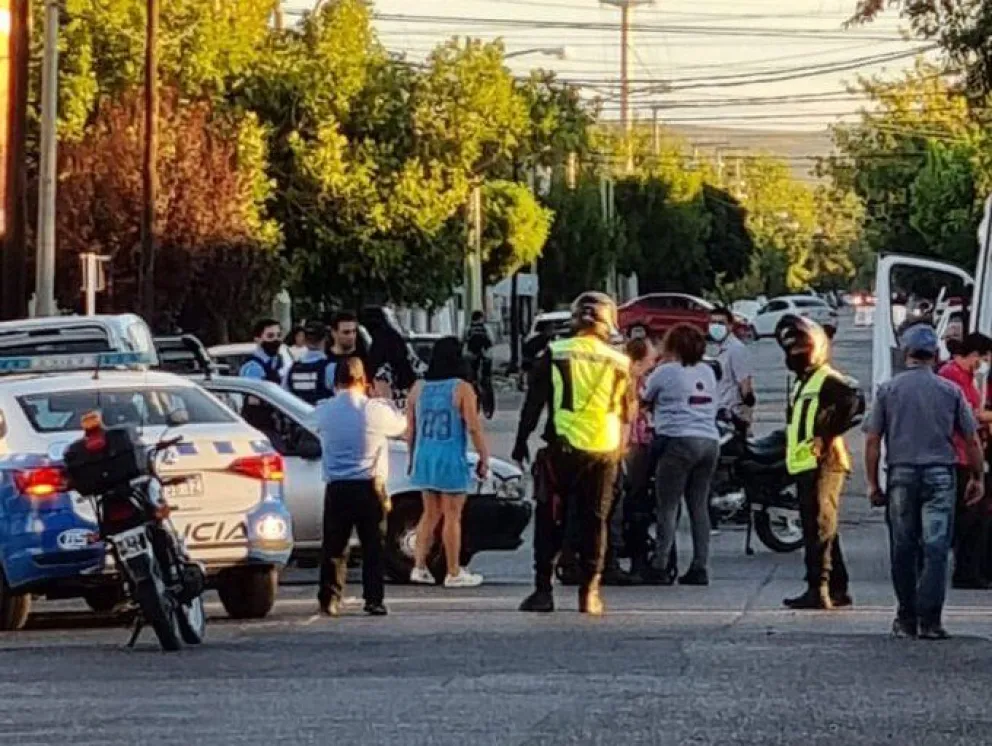 Temendo: un auto arrastró el carrito con una bebé de un año