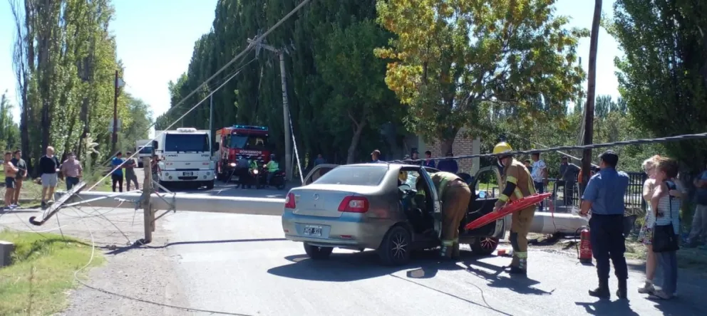 Se despistó, tiró una columna y dejó a tres barrios sin luz