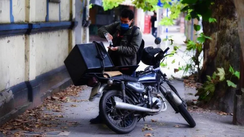 ¿No te llego el pedido? Le robaron hasta la moto a un delivery