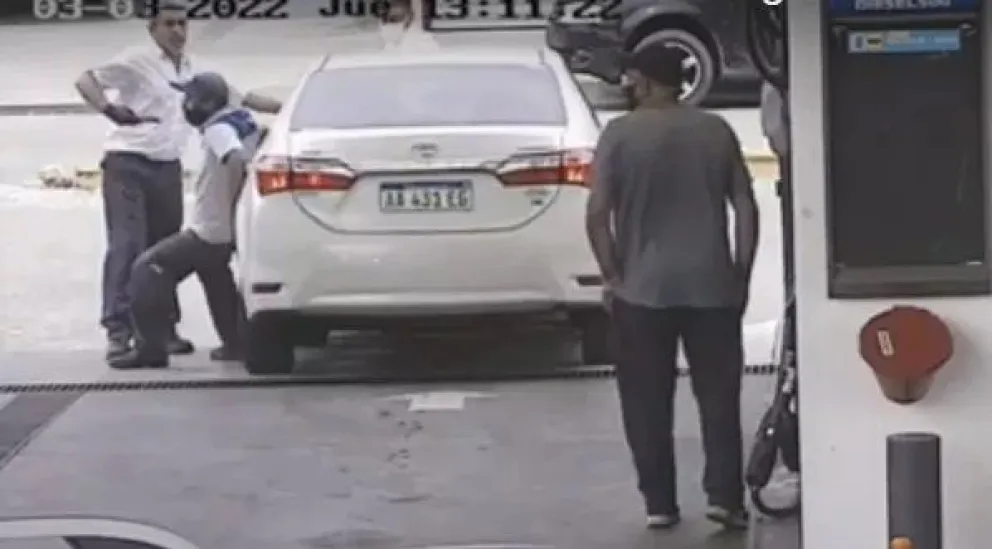 VIDEO: Un intendente del Alto Valle cargó nafta y se fue sin pagar