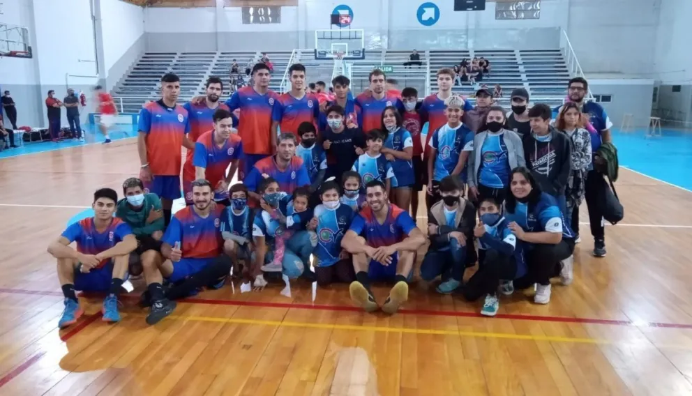 VIDEO: Niños y niñas de un comedor de Roca fueron invitados al partido de básquet del Depo