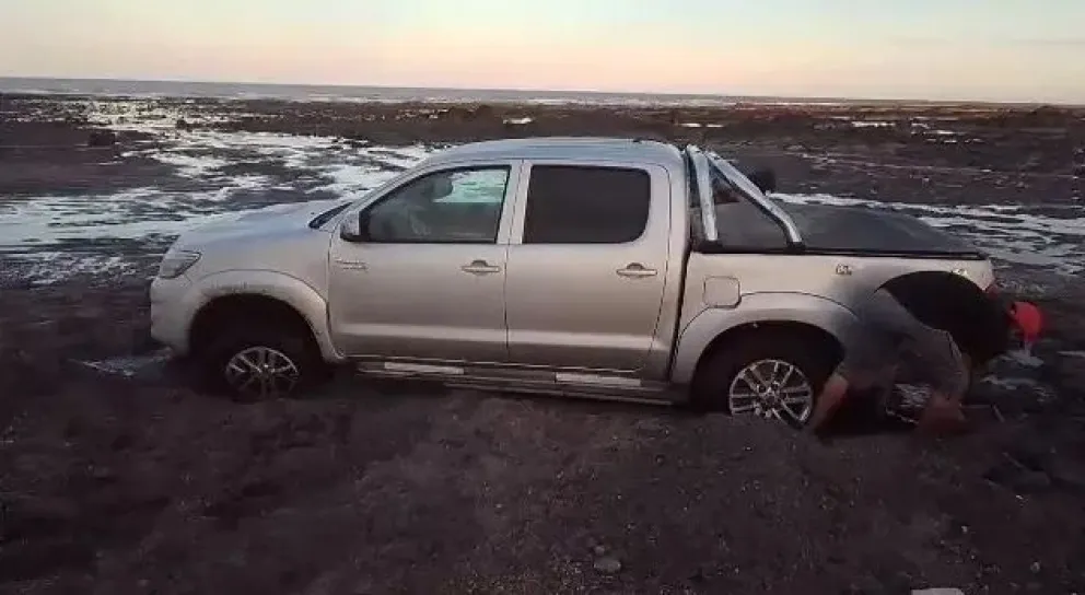 Rescataron una Hilux con una pala en Piedras Coloradas