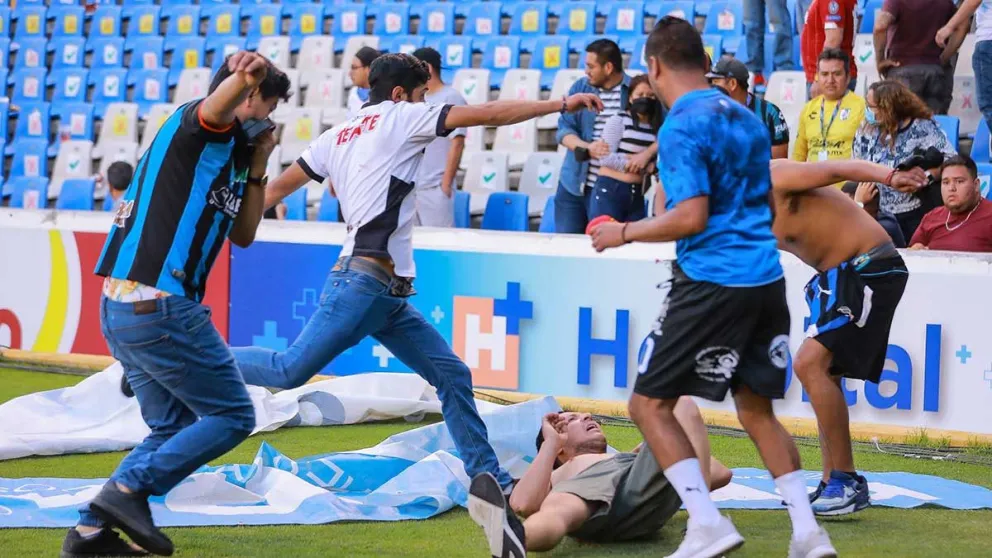 Tragedia en México: al menos 22 heridos en una batalla campal durante Querétaro vs Atlas