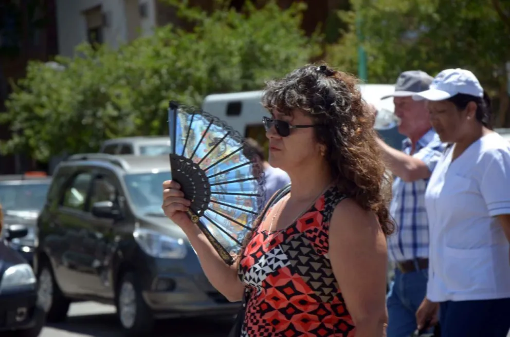 Alertan por temperaturas máximas extremas y olas de calor en toda la región hasta febrero