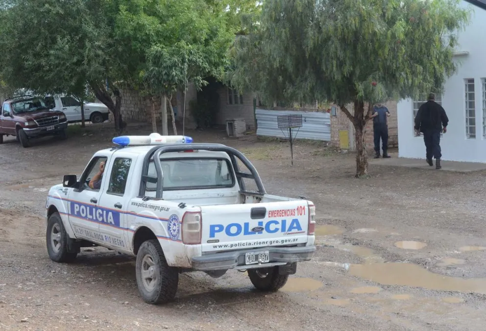 Investigaban el robo de un celular y encontraron armas, municiones y marihuana 