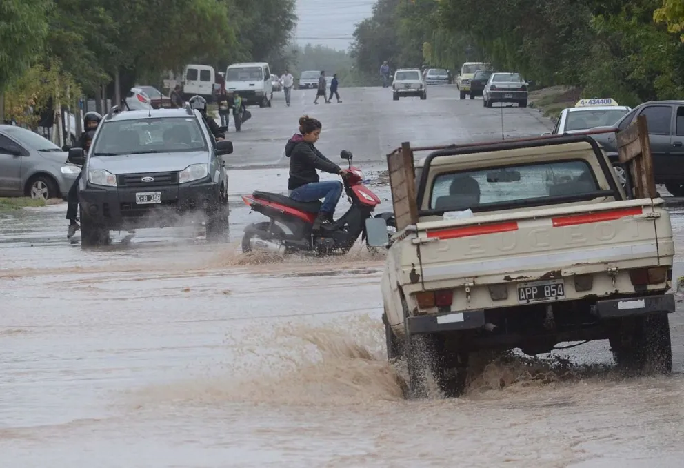 Lo que la lluvia nos dejó: Tuvieron que ayudar a 9 familias y asistir 2 vehículos encajados en una intersección