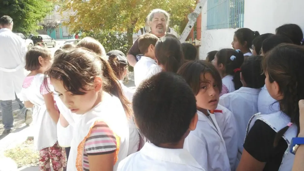 Los chicos, a punto de empezar el mural.