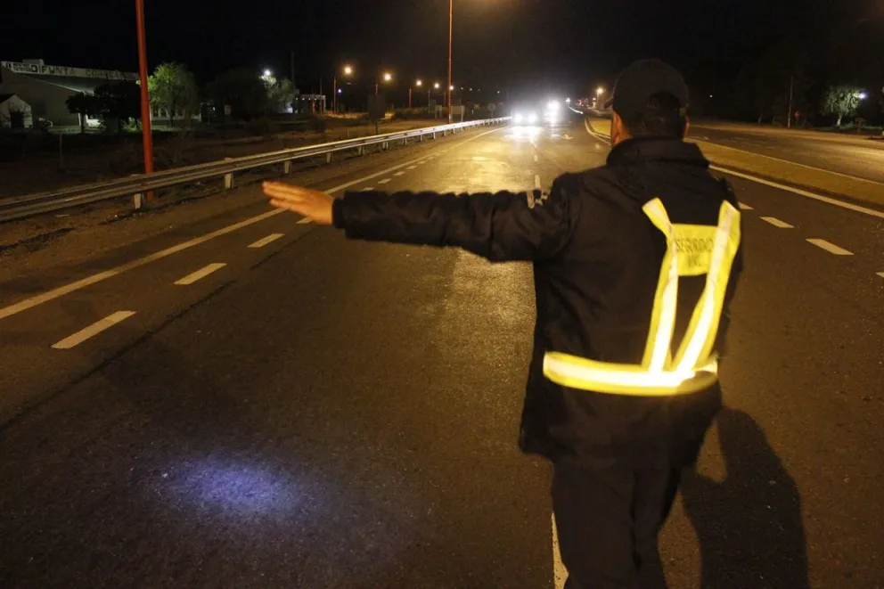 Lo detuvieron manejando un auto con patentes truchas 