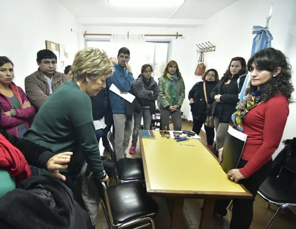 Foto archivo reunión padres Escuela 155 con Silvina Biancalana