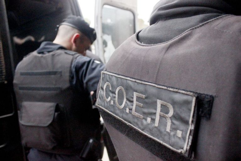 La policía secuestró cocaína, marihuana y casi un millón de pesos tras ocho allanamientos