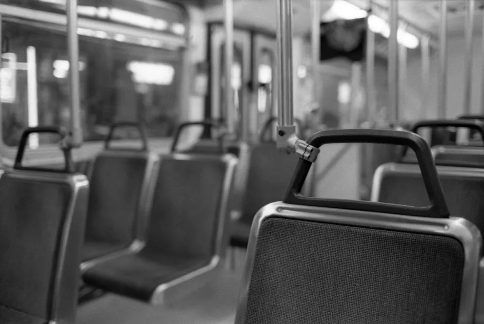 Culpó al chofer por caerse del colectivo, demandó a la empresa, pero la denuncia no prosperó