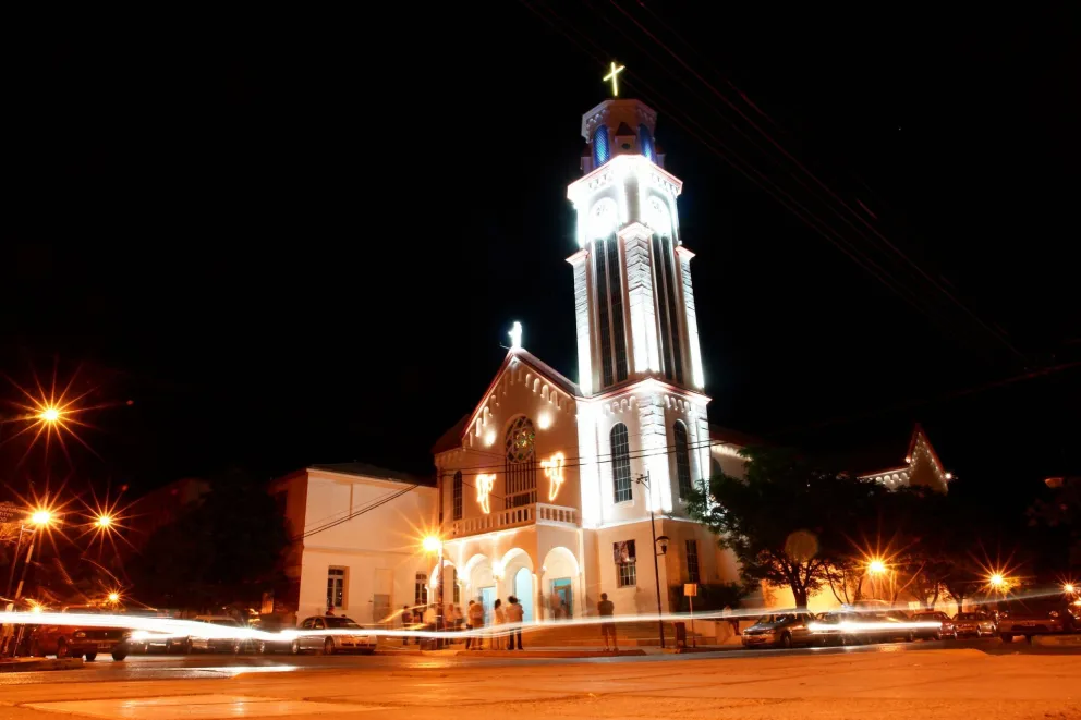 En su paso por la catedral el obispo del Alto Valle, Marcelo Cuenca se habría negado a rezar un Padrenuestro con los familiares de Lucas.