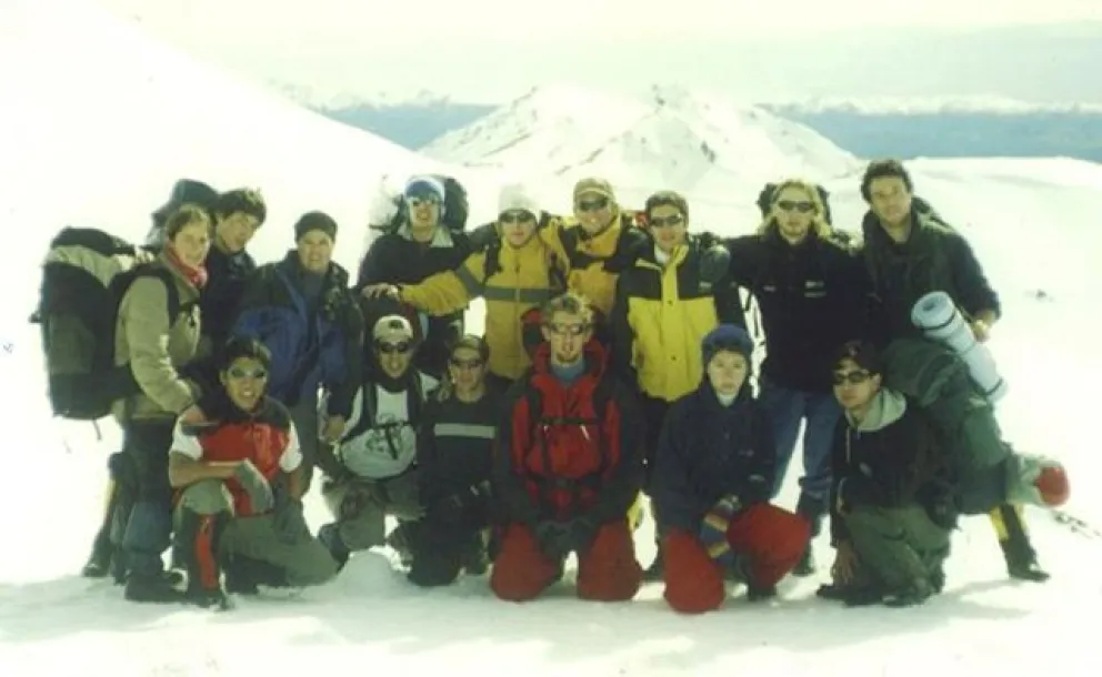 El grupo de estudiantes de la trágica excursión al Cerro Ventana durante la actividad. Entre ellos, los tres roquenses. Foto (culturademontania.org.ar)