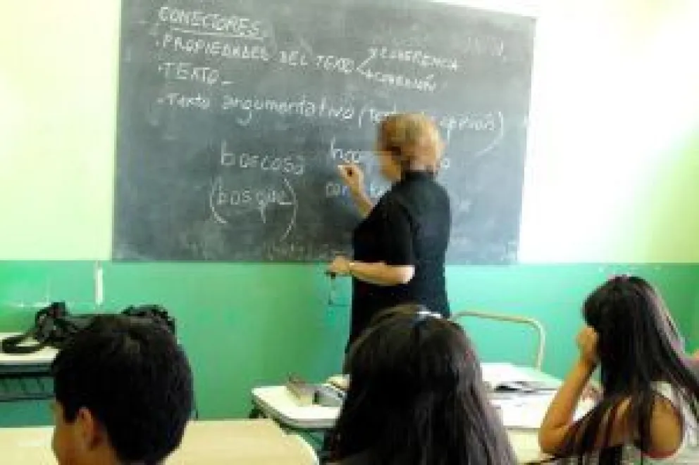 La docente desarrolló una disfonía funcional irreversible luego de más de 20 años frente al aula. Foto: ilustrativa