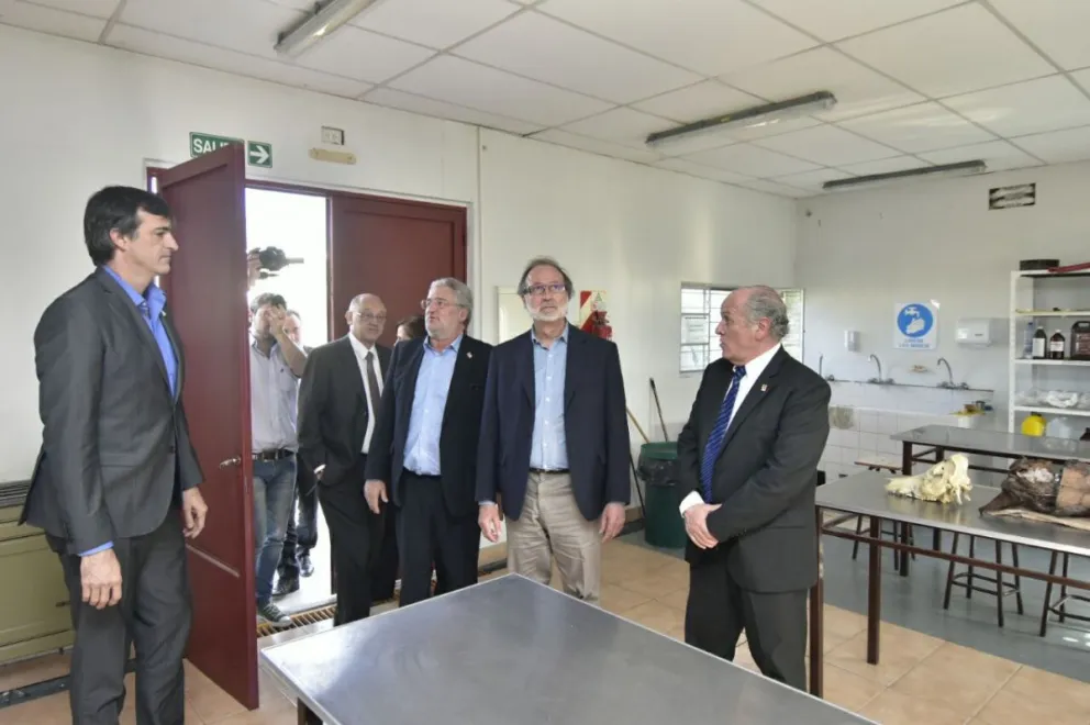 El ministro recorrió primero las viejas instalaciones de la Universidad Nacional de Río Negro (Carlos Mir Patagonia Fotopress)