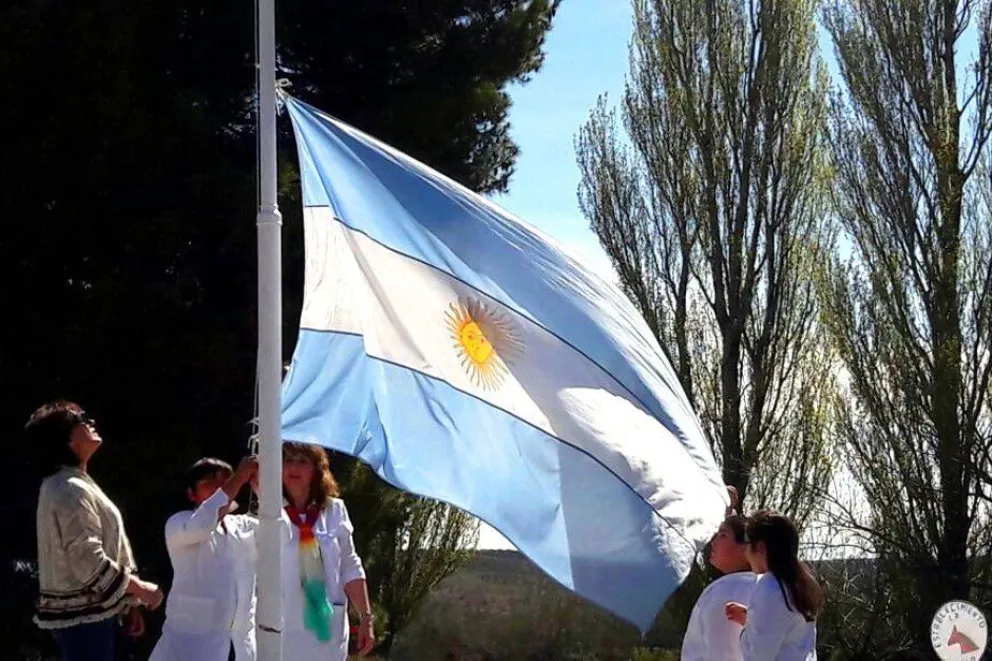 La ministra Silva compartió el festejo por los 90 años de la escuela primaria de Chipauquil. (Gentileza)