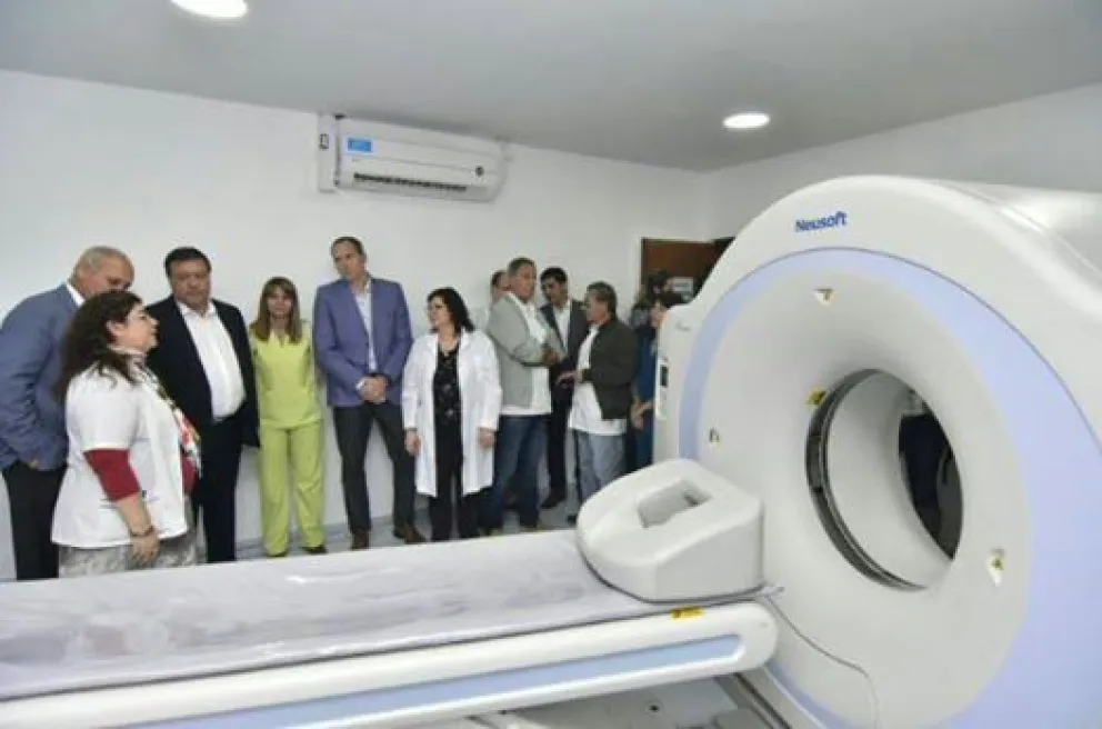 Gobernador Alberto Weretilneck en la inauguración del tomógrafo