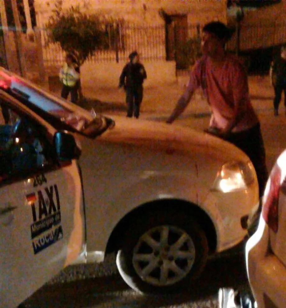 Le fue mal en el casino y se la agarró con el taxista: terminaron a las piñas  