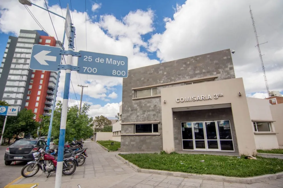 Detuvieron a uno de los fugados de la Comisaría Tercera cuando caminaba por la calle con su novia