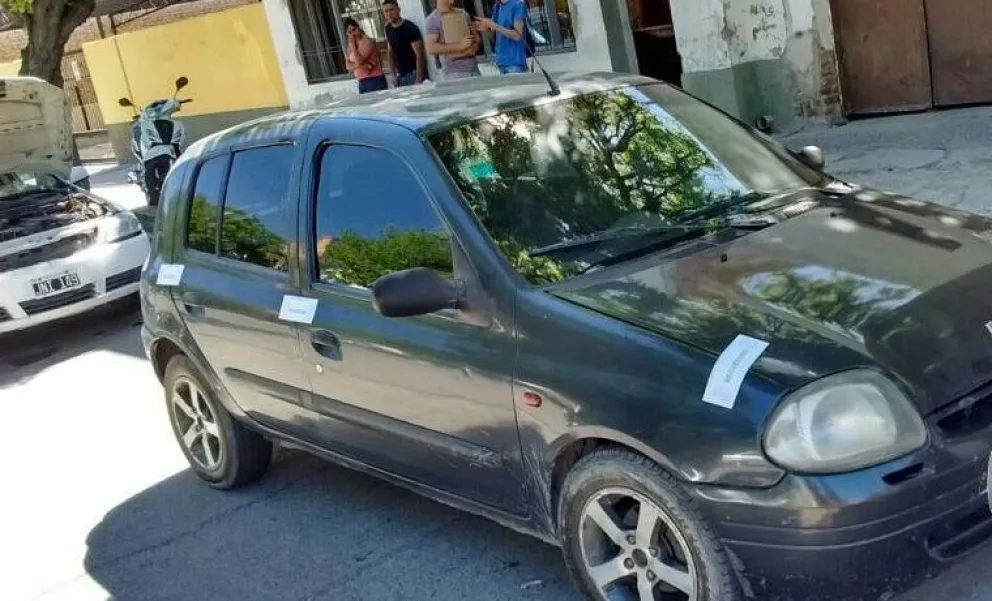 Chocó un auto estacionado porque se había desvanecido: igual tendrá que pagar los daños 