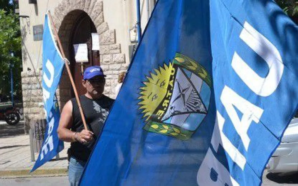 Uatre advierte: "Sino pagan el bono, les vamos a cortar la tranquera"